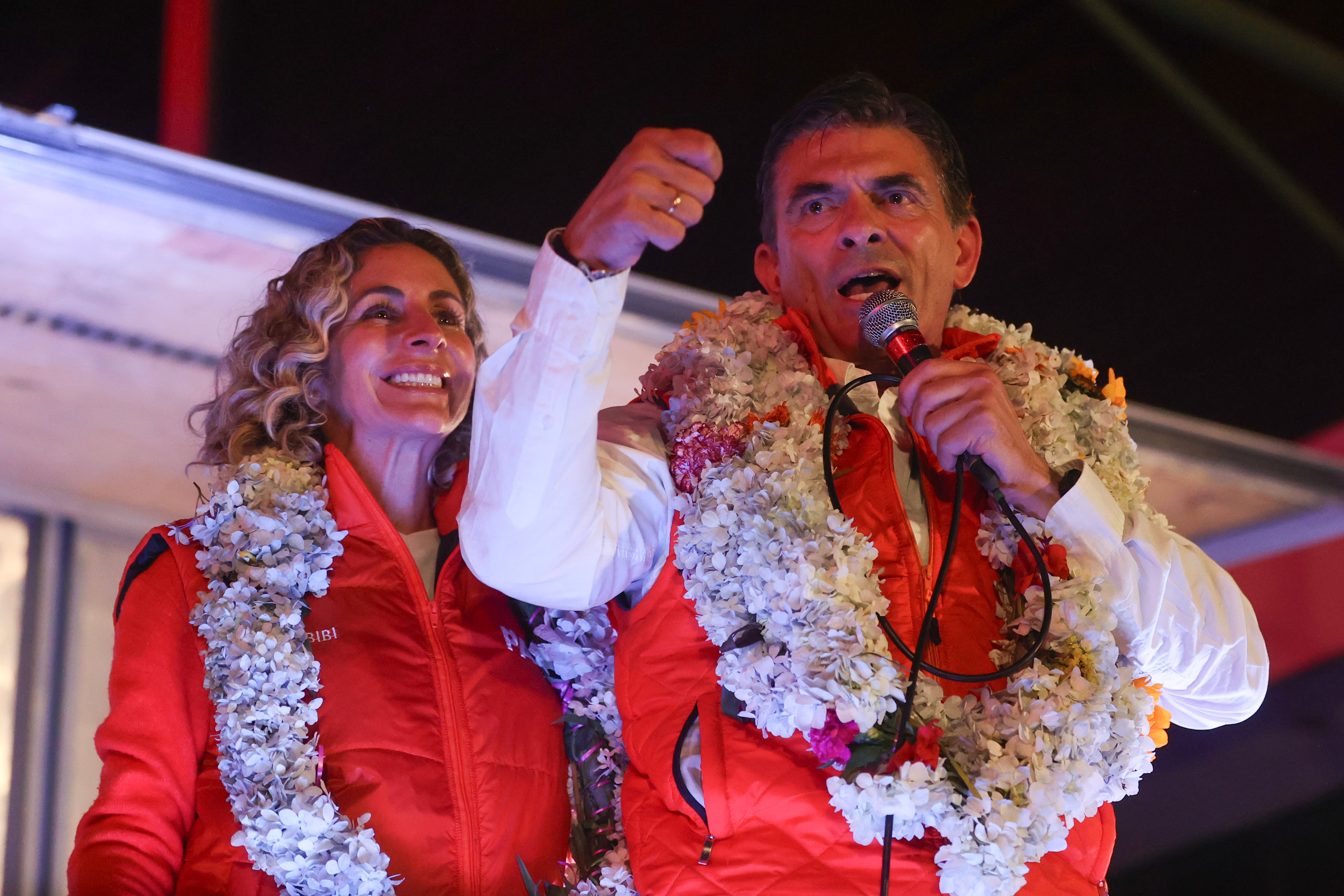 Rodrigo Paz Pereira pronuncia un discurso junto a su esposa en La Paz (Bolivia).