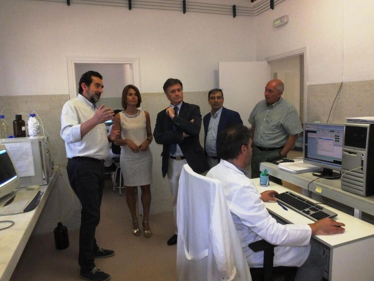 Visita al laboratorio de Prodestur por parte del presidente de la Diputación de Segovia