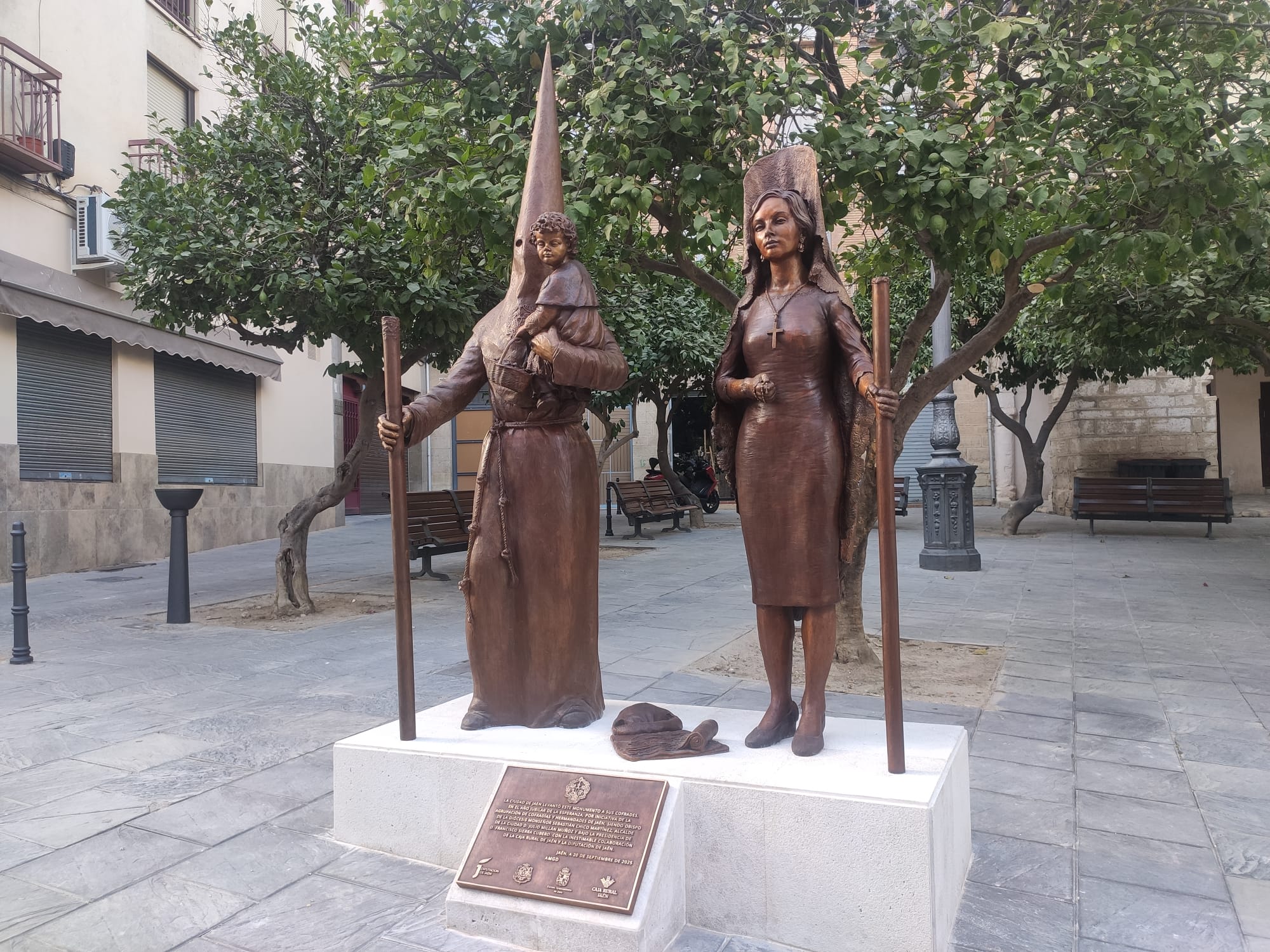 Monumento a los cofrades inaugurado en Jaén capital.