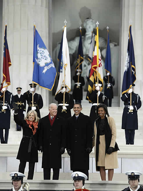 El presidente electo de EEUU, Barack Obama y su mujer Michelle junto al Vice Presidente electo Biden y su mujer Jill, en las escaleras del monumento a Lincoln