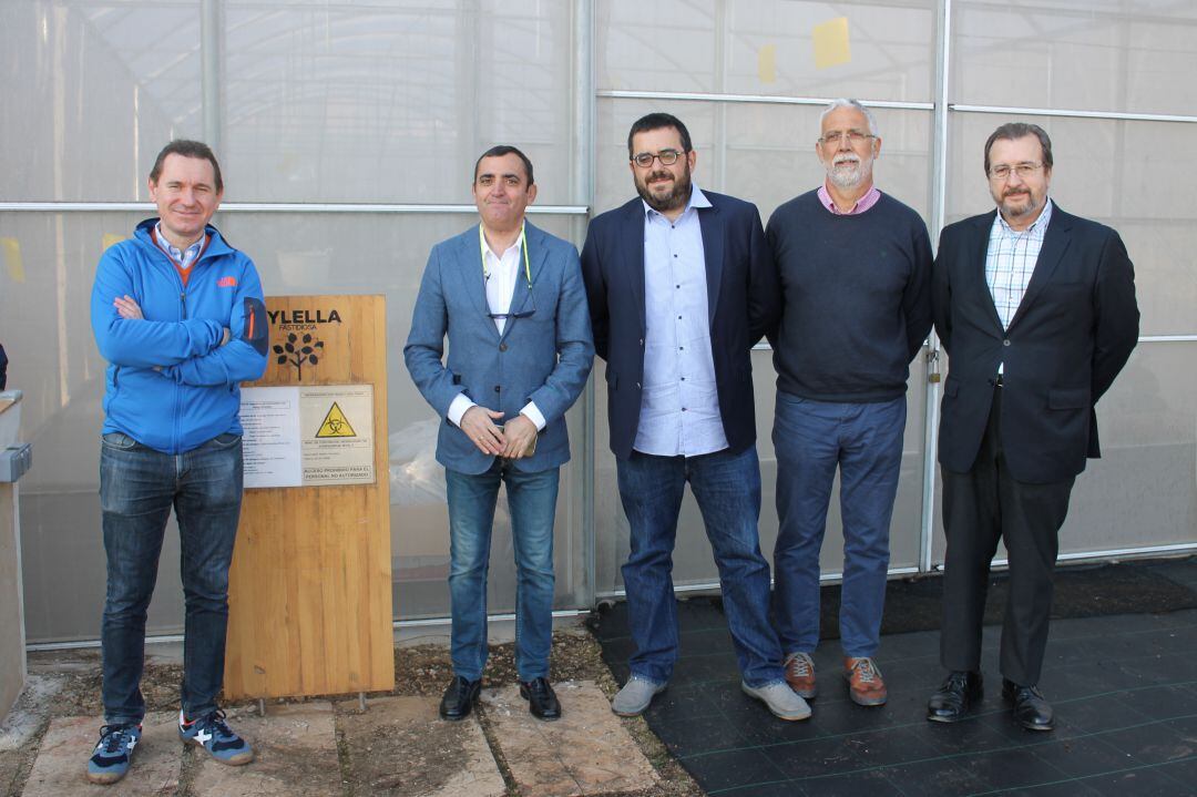 El conseller Vicenç Vidal junto al director general de Sanidad de la Producción Agraria, Valentín Almansa, entre otros responsables de ambas administraciones 