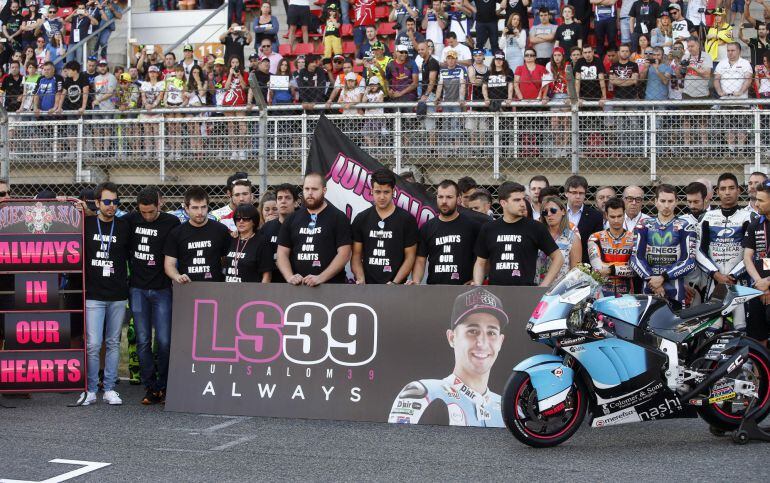 Los pilotos de todas las categorías protagonizaron esta mañana un minuto de silencio en memoria del piloto español de Moto2 Luis Salom 