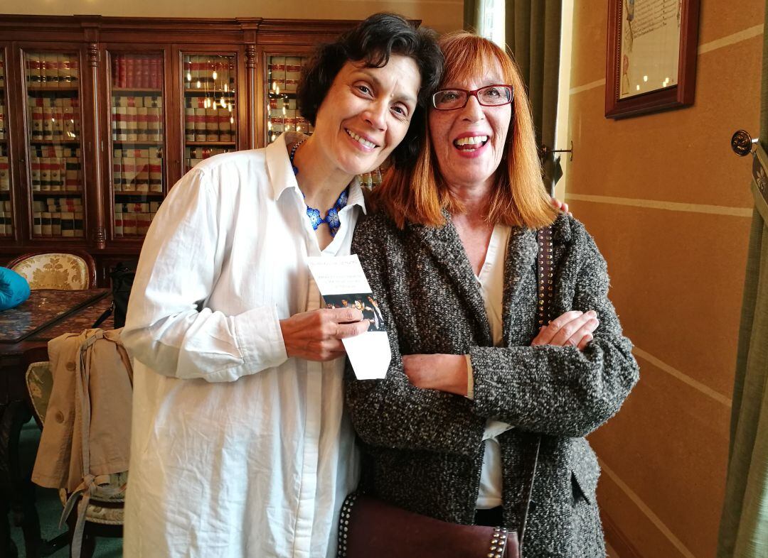 La concejala de cultura Marifé Santiago junto a Maite Hernangómez directora del taller municipal de teatro