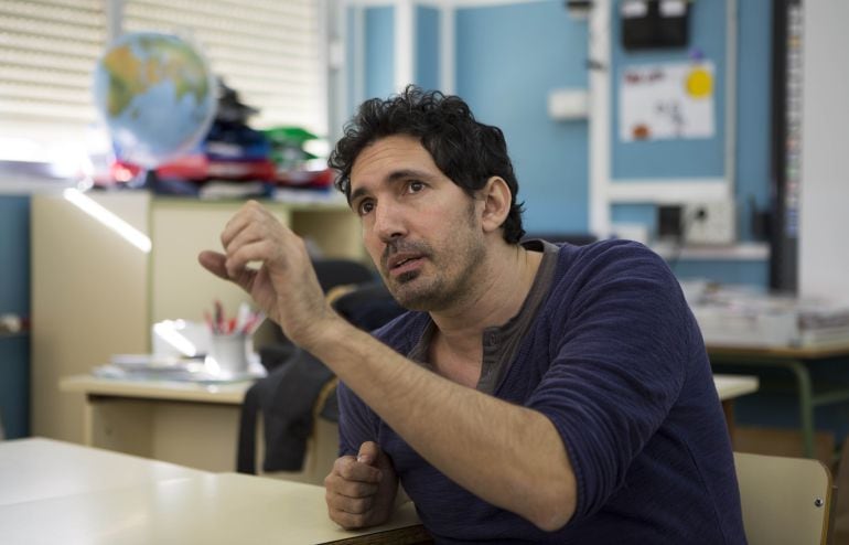 El profesor César Bona en un aula. 