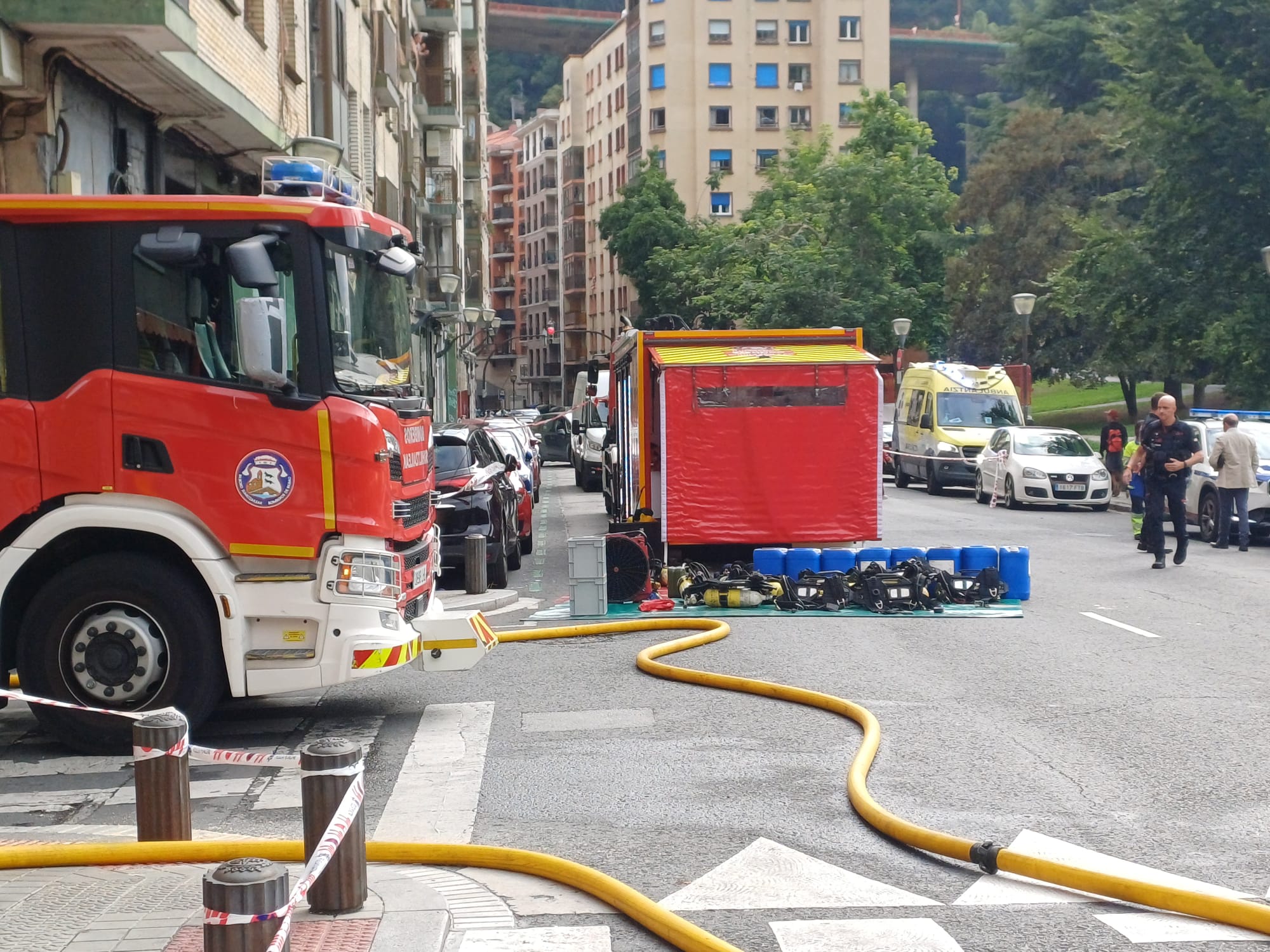Bomberos actúan en el incendio de la calle Zamakola, en La Peña.