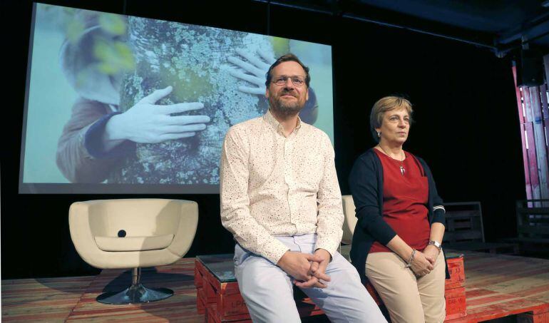 El director de San Sebastián 2016, Pablo Berástegui, y la concejal de Cultura, Miren Azkarate, antes de la rueda de prensa sobre el acto de presentación del programa de la capitalidad.