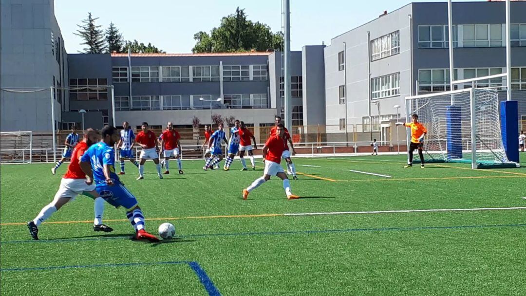 Joaqui, que jugó sus primeros minutos en el proyecto de Fabregat, centra al área ante el Real Burgos.