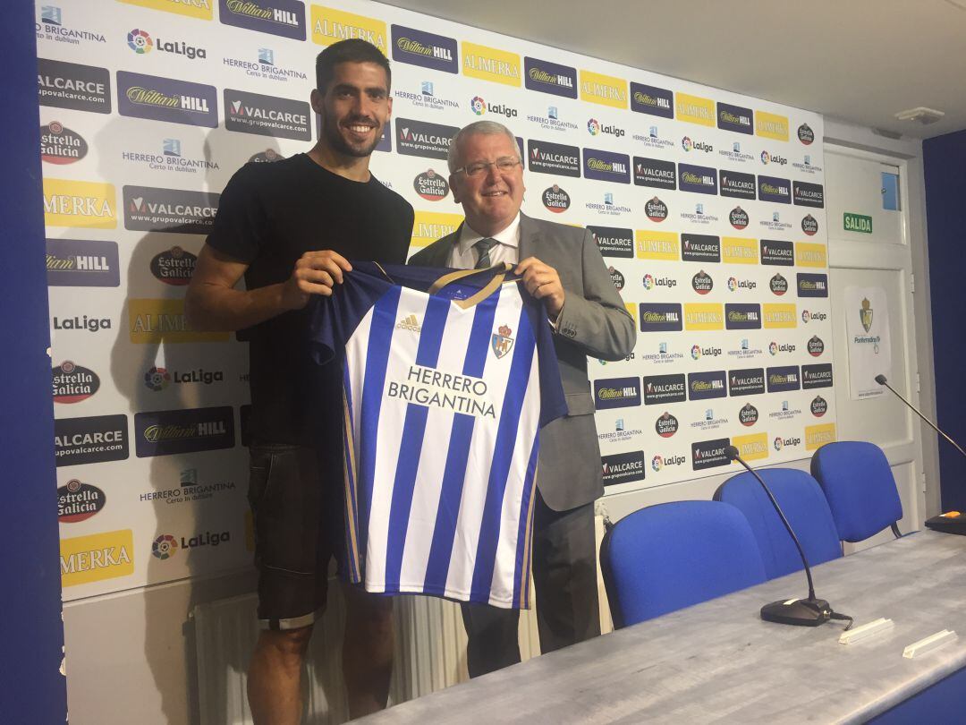 El central argentino, Fabián Noguera, junto al consejero de área deportiva, Alfonso Rodríguez Hevia.