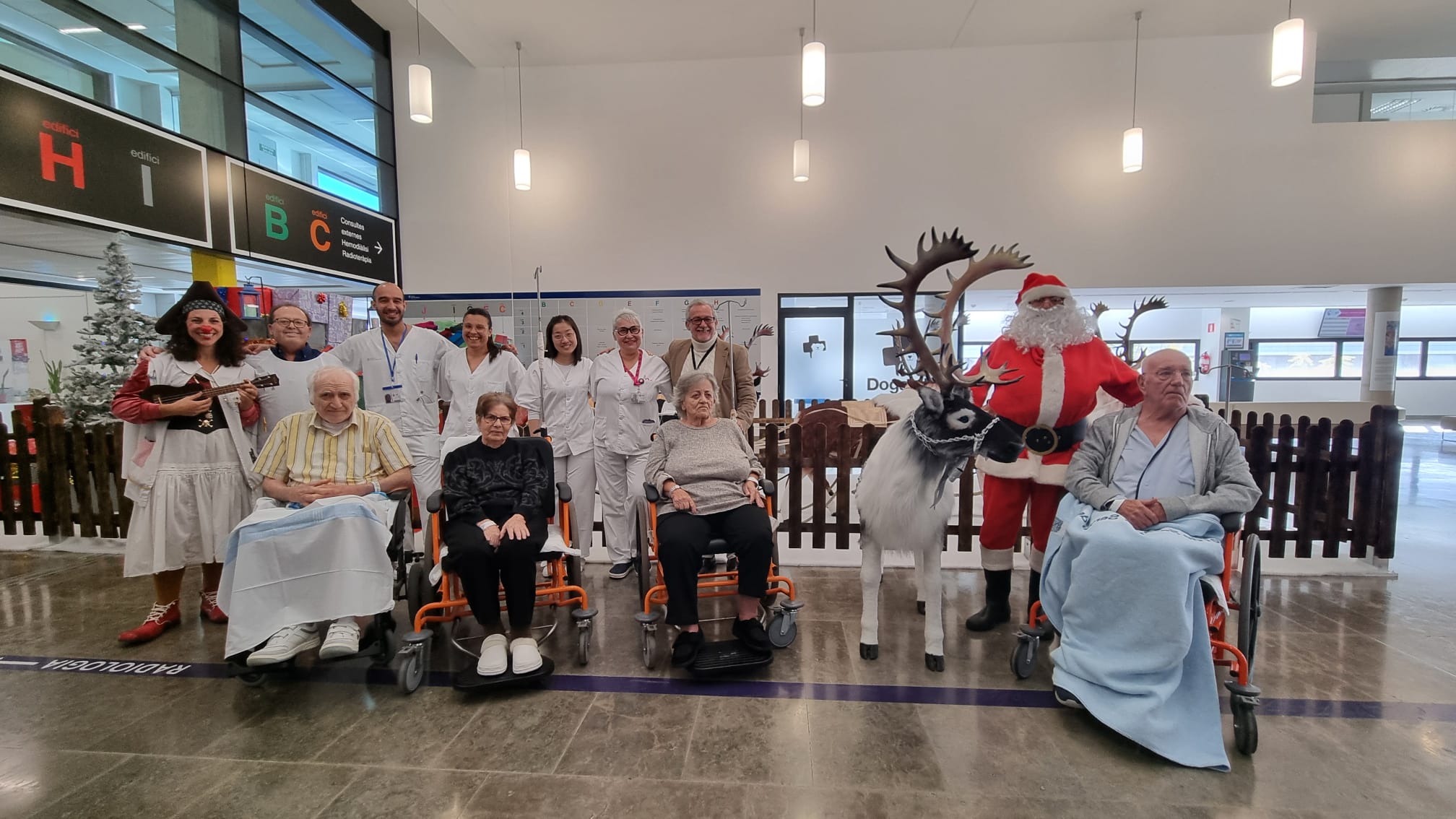 Los pacientes con Papá Noel y los profesionales de Can Misses