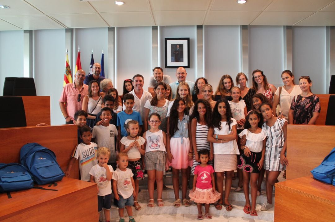 Imagen de los niños y niñas durante su visita al Consell de Ibiza