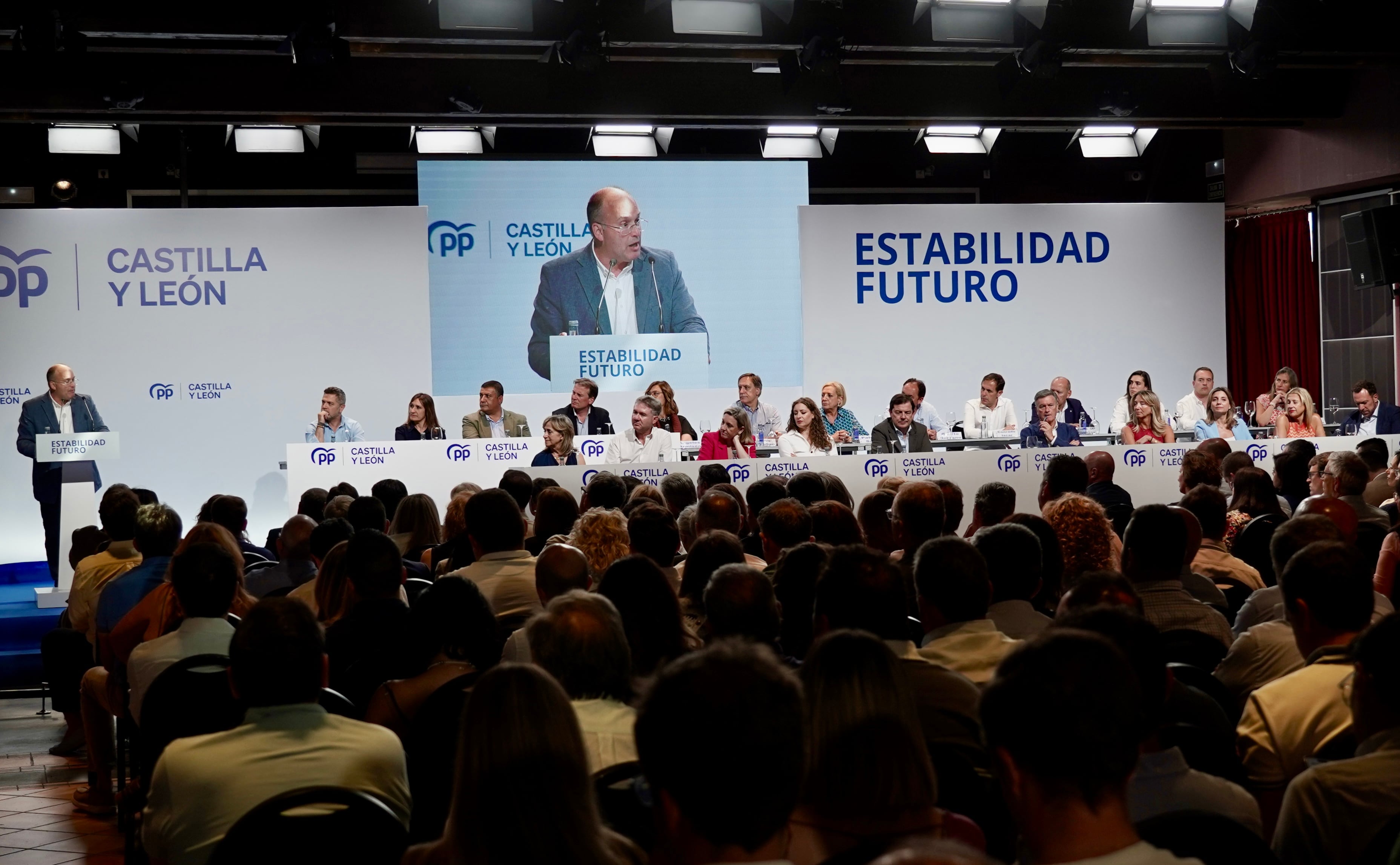 El secretario general del PP, Miguel Tellado, y el presidente del Partido Popular de Castilla y León, Alfonso Fernández Mañueco, clausuran el Comité Ejecutivo y la Junta Directiva Autonómica del PPCyL