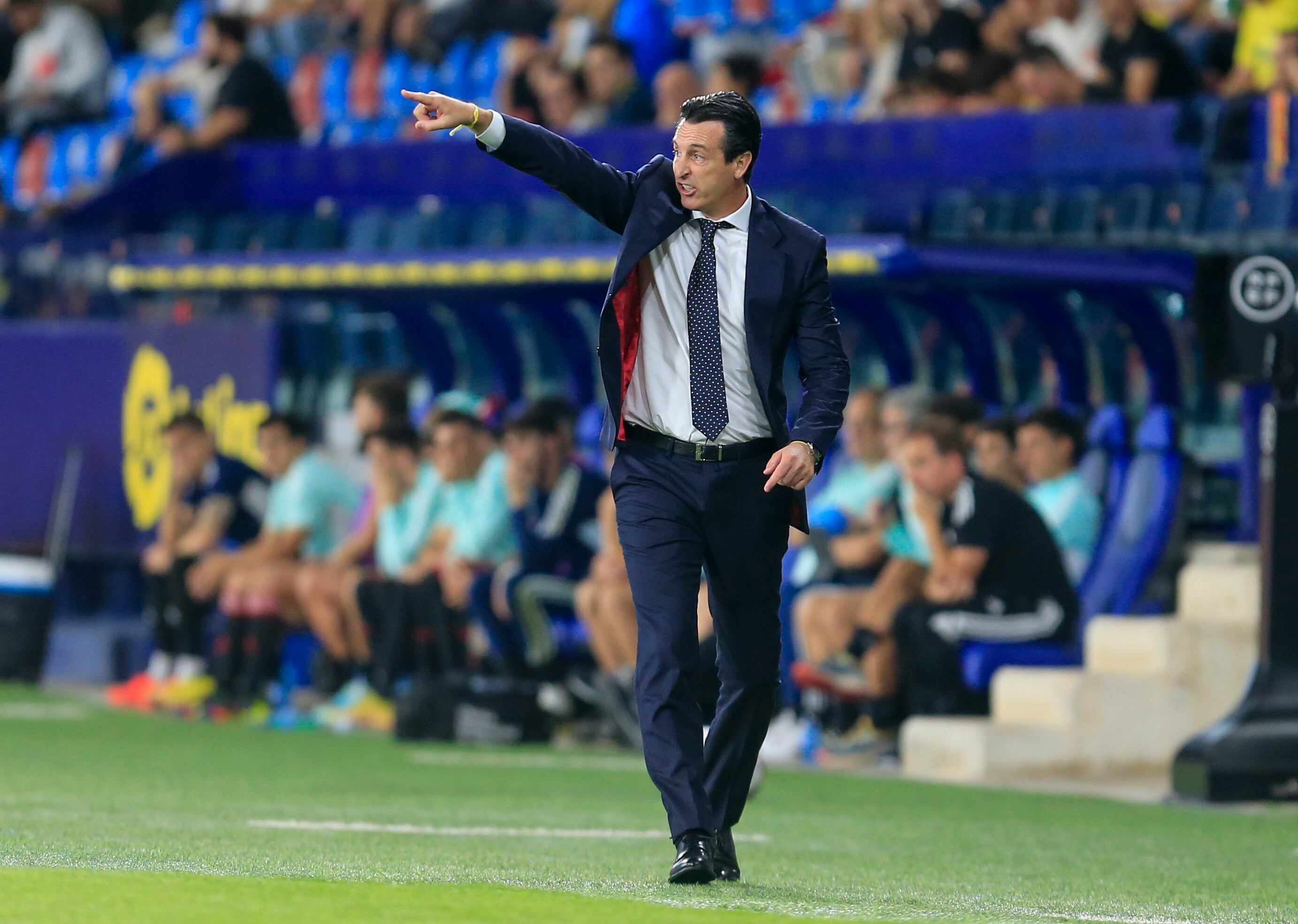 VILLARREAL, 17/10/2022.- El técnico del Villarreal, Unai Emery, durante el encuentro correspondiente a la novena jornada de primera división que disputan hoy lunes frente a Osasuna en el estadio Ciudad de Valencia. EFE / Domenech.
