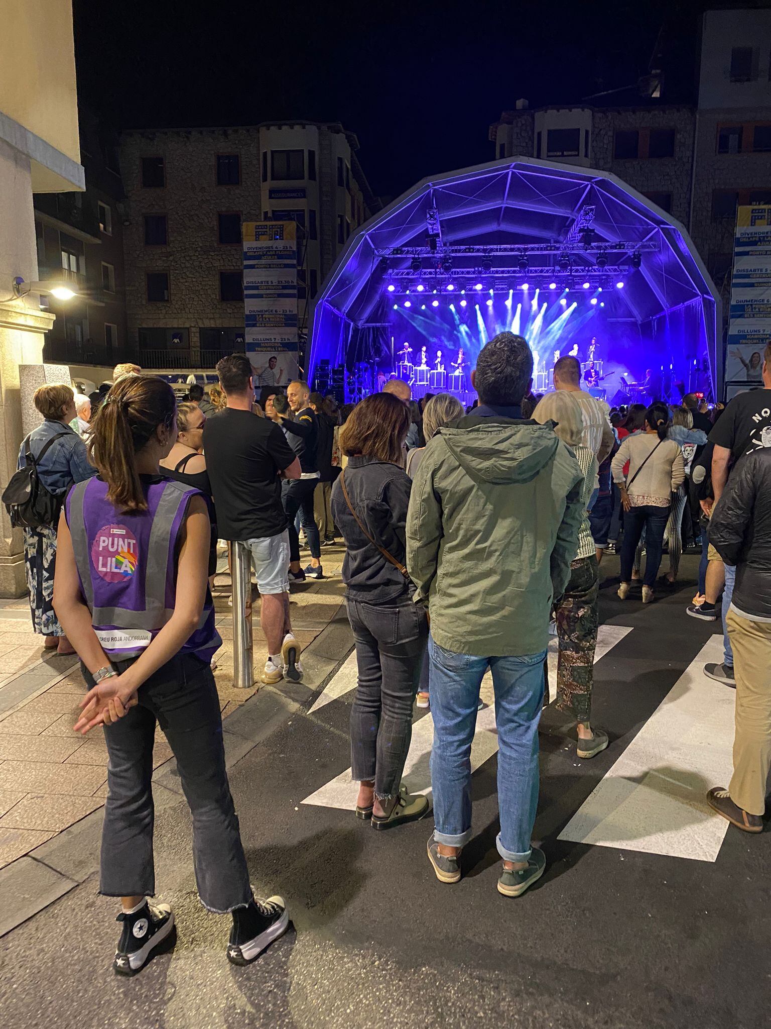 Una voluntària del Punt Lila de Creu Roja durant la passada festa major de la capital.