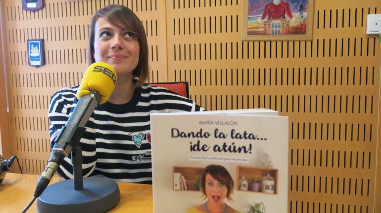 María Villalón en los estudios de Radio Cádiz posando junto a su libro