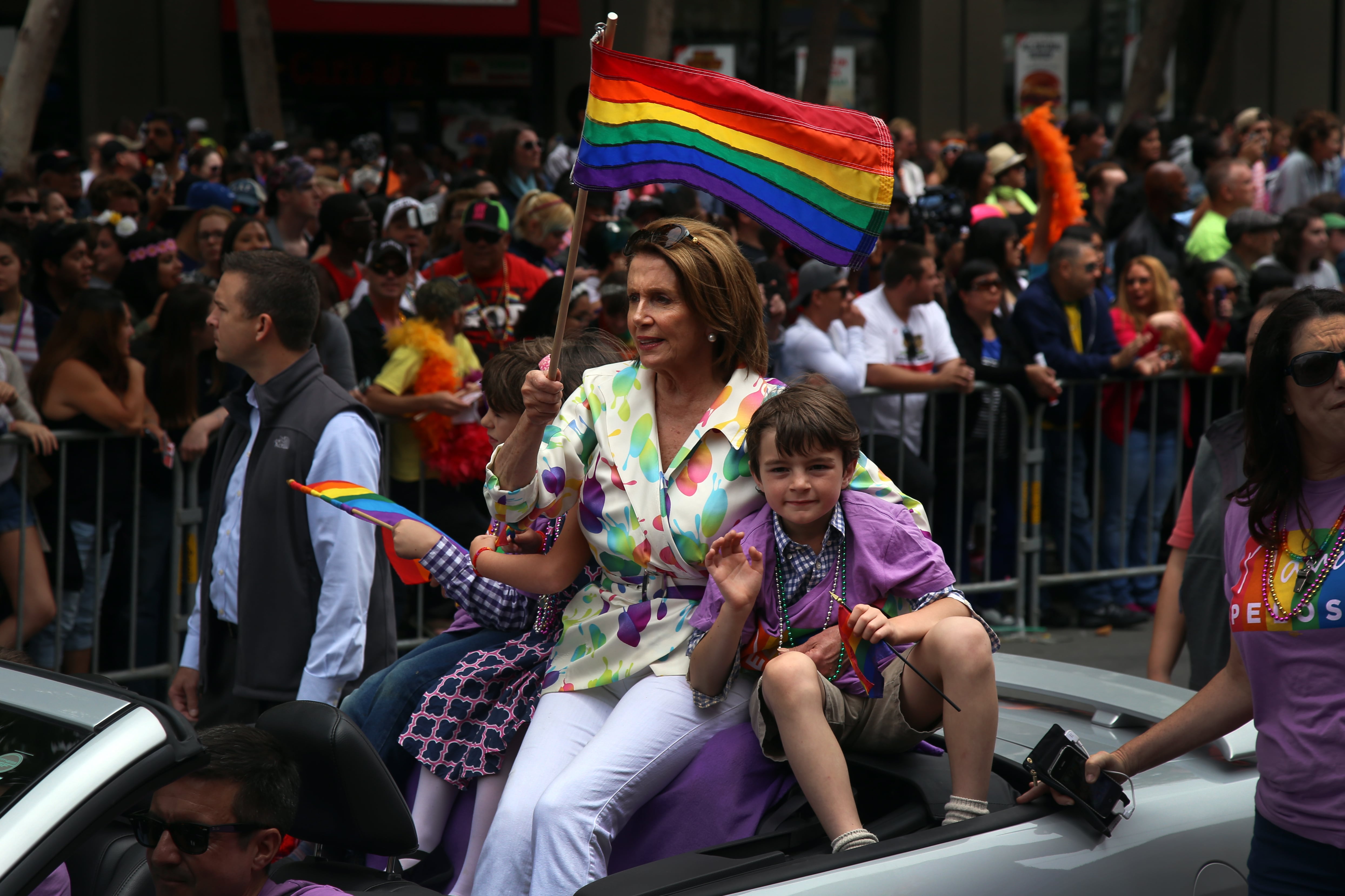 Nancy Pelosi participando junto a sus nietos en el aniversario de la primera celebración del Orgullo en San Francisco, el pasado 28 de junio