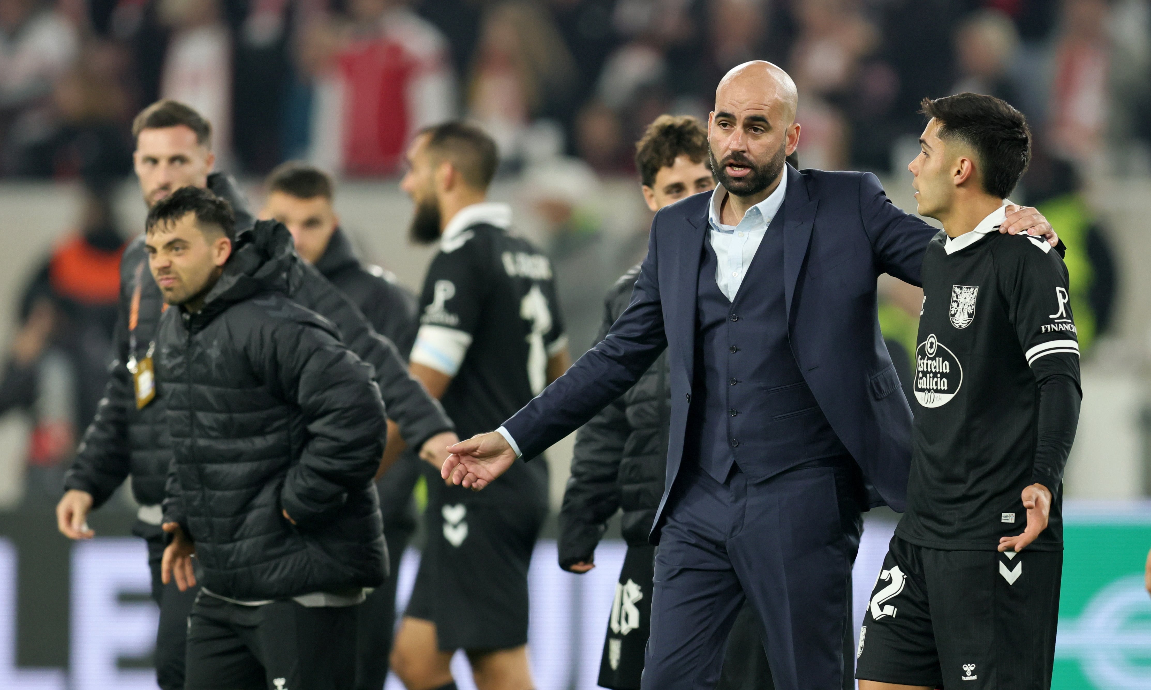 STUTTGART (Germany), 25/09/2025.- Head coach Claudio Giraldez of Vigo (2-R) reacts after the UEFA Europa League league phase match between VfB Stuttgart and Celta Vigo, in Stuttgart, Germany, 25 September 2025. (Alemania) EFE/EPA/RONALD WITTEK
