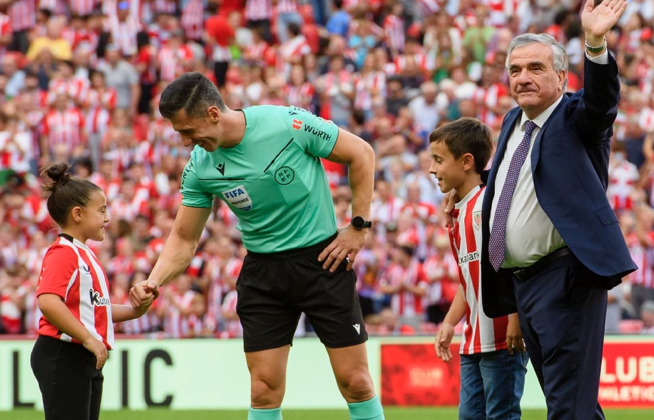 Dani Ruiz Bazán, acompañado por sus nietos, durante el saque de honor que protagonizó en la previa del Athletic-Sevilla