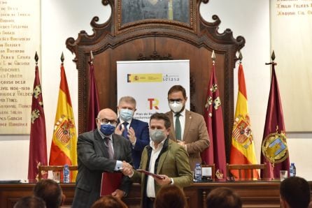 El presidente de SEIASA, Francisco Rodríguez, y el de la Comunidad de Regantes, Juan Marín, han firmado este jueves nueve de diciembre el convenio regulador de esta actuación en el Ayuntamiento de Lorca ante el delegado del Gobierno, José Vélez, y el alcalde, Diego José Mateos.