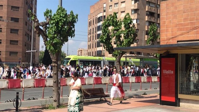 Usuarios del tranvía el Día del Bando de la Huerta