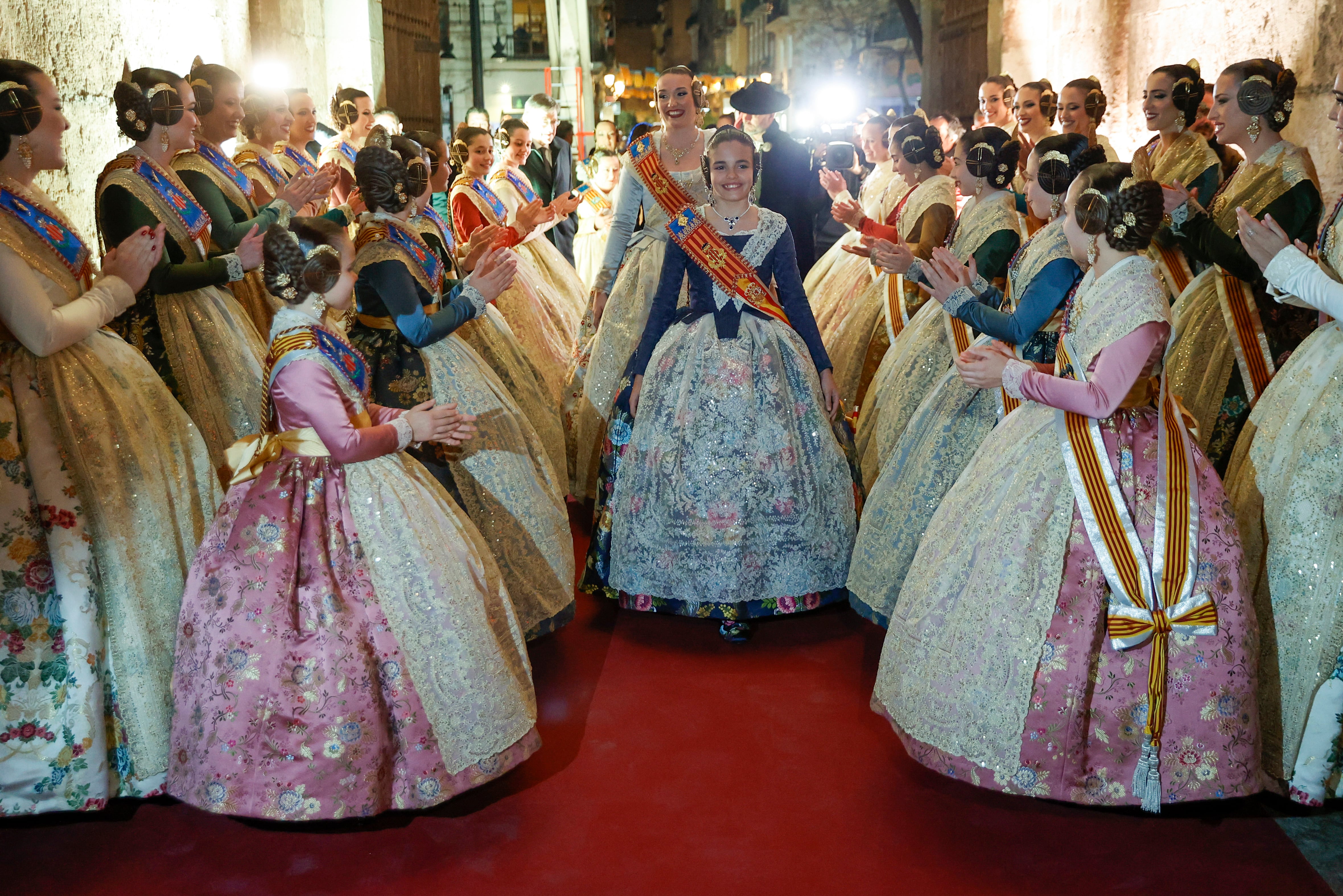 GRAFCVA1621. VALENCIA, 26/02/2023.- Las Falleras Mayores de Valencia 2023, Laura Mengó y Paula Nieto (c), al inicio de la Crida, acto que marca el inicio de las Fallas 2023.