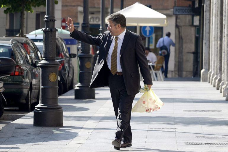 GRA396. VALLADOLID, 26/11/2014.- Fotografía de archivo del 18/07/2013 del alcalde de Arroyo de la Encomienda, José Manuel Méndez, saludando a su llegada a la Audiencia Provincial de Valladolid, a quién hoy el Tribunal Supremo ha confirmado la sentencia de tres años de prisión por delitos de prevaricación y cohecho, según han informado hoy fuentes del Tribunal Superior de Justicia de Castilla y León (TSJCyL), y que ha anunciado que presentará su dimisión en cuanto tenga conocimiento oficial de la sentencia. EFE/Archivo/Nacho Gallego