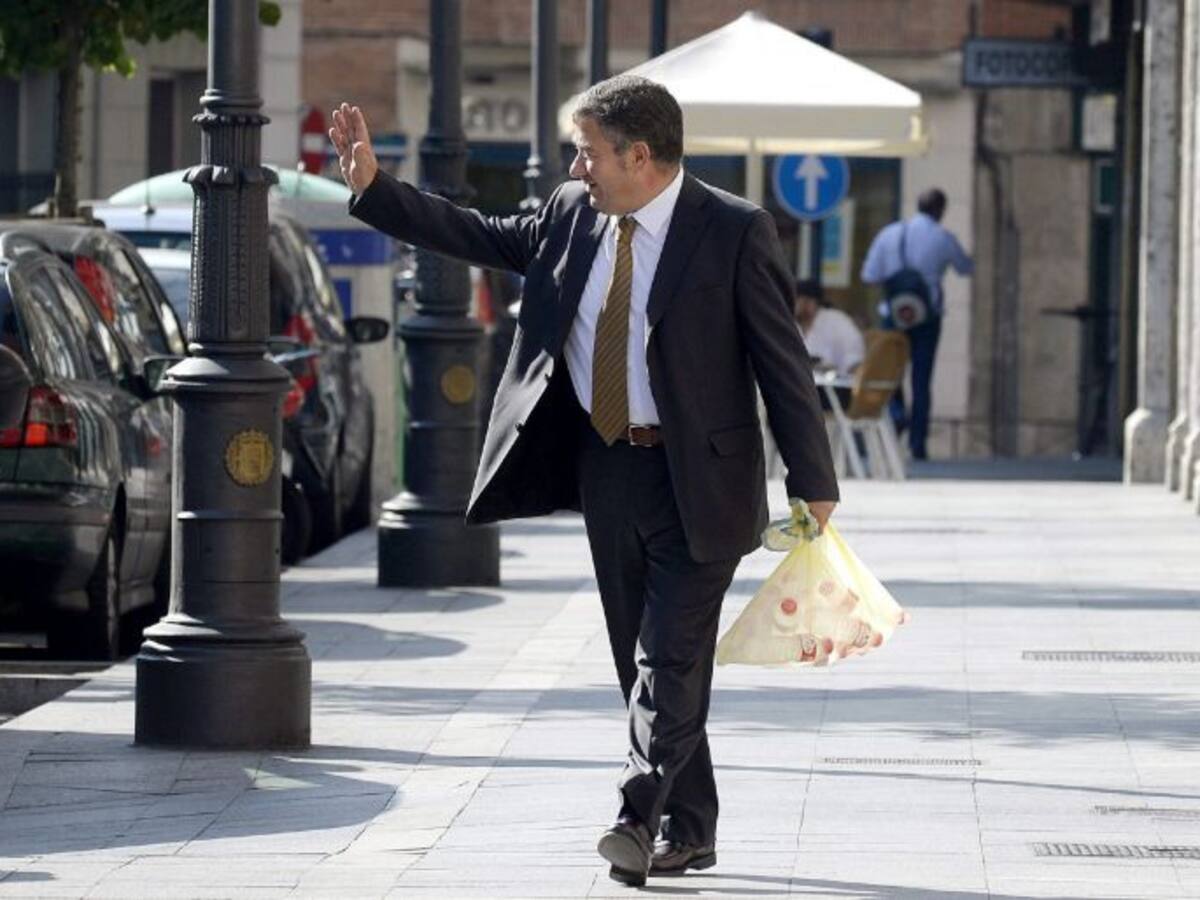 La dimisión del alcalde de Arroyo llega al pleno con reproches de PSOE y PP