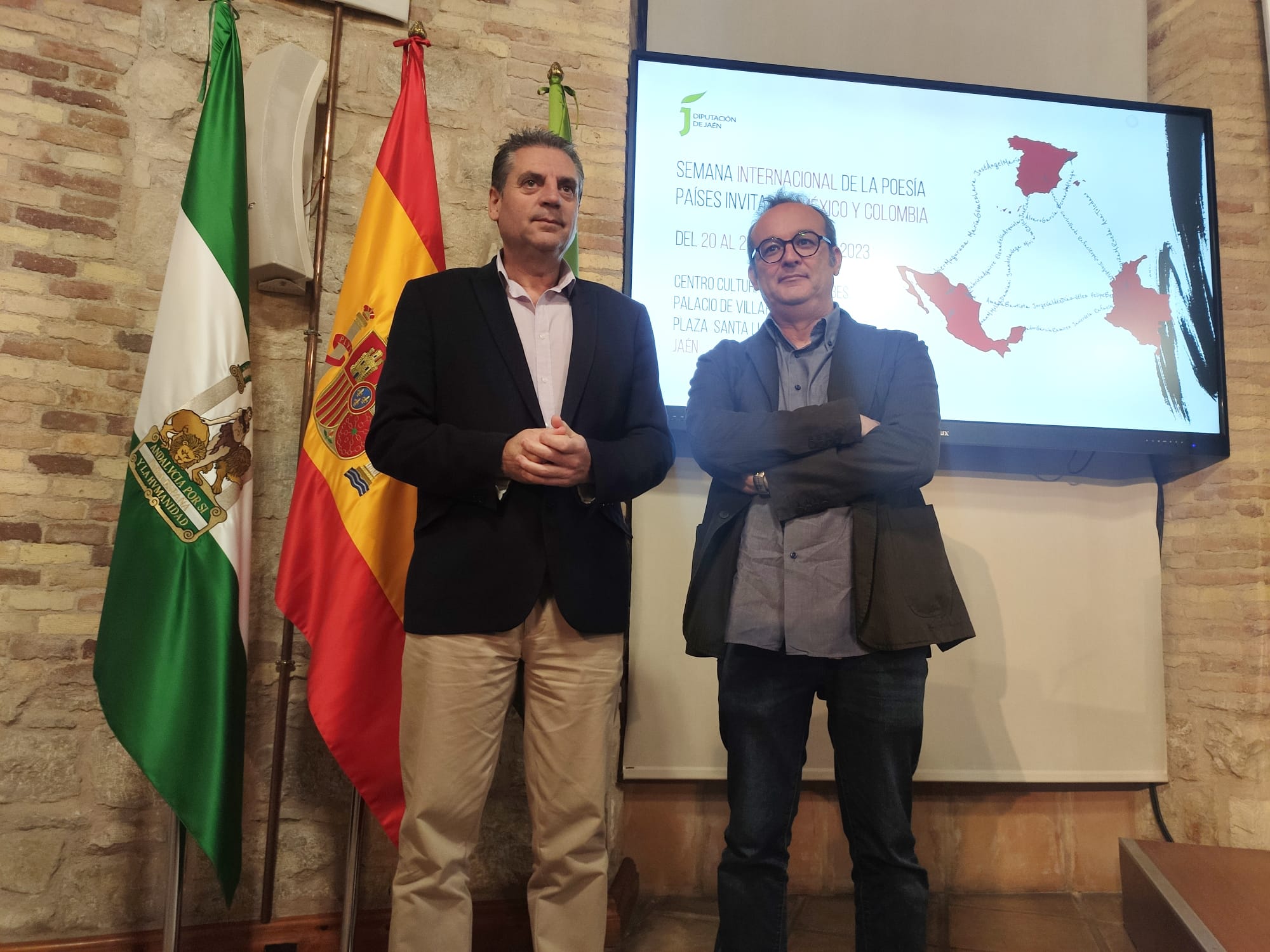 El diputado de cultura y deportes de Jaén, Ángel Vera, junto al coordinador de la Semana Internacional de la Poesía, Juan Carlos Abril.