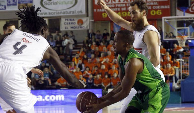 El escolta belga del Montakit Fuenlabrada Jonathan Tabu (c) durante un momento del encuentro de la primera vuelta que terminó con triunfo fuenlabreño. 