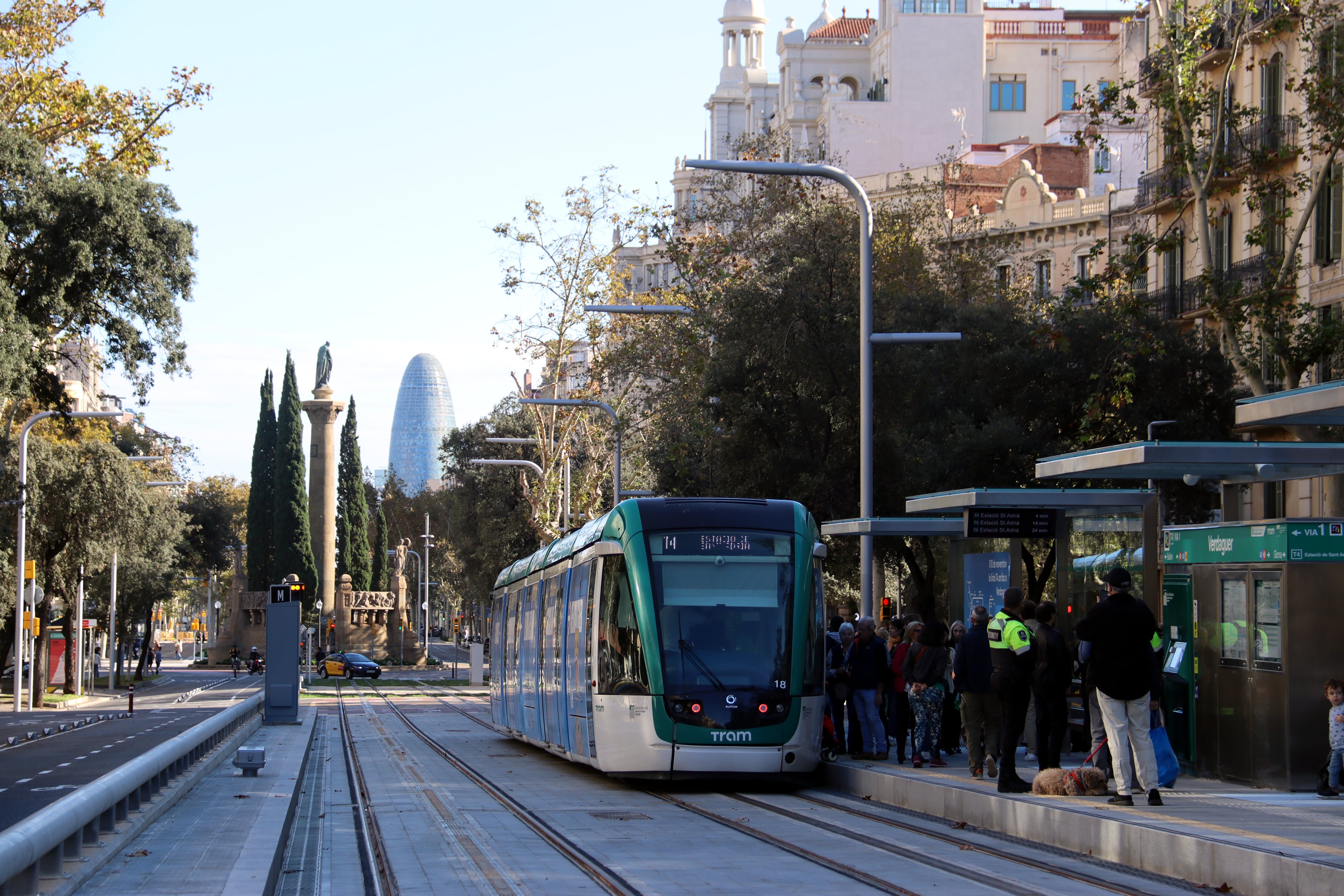 El tranvia arriba a l&#039;estació de Verdaguer des de Glòries en el primer dia de servei