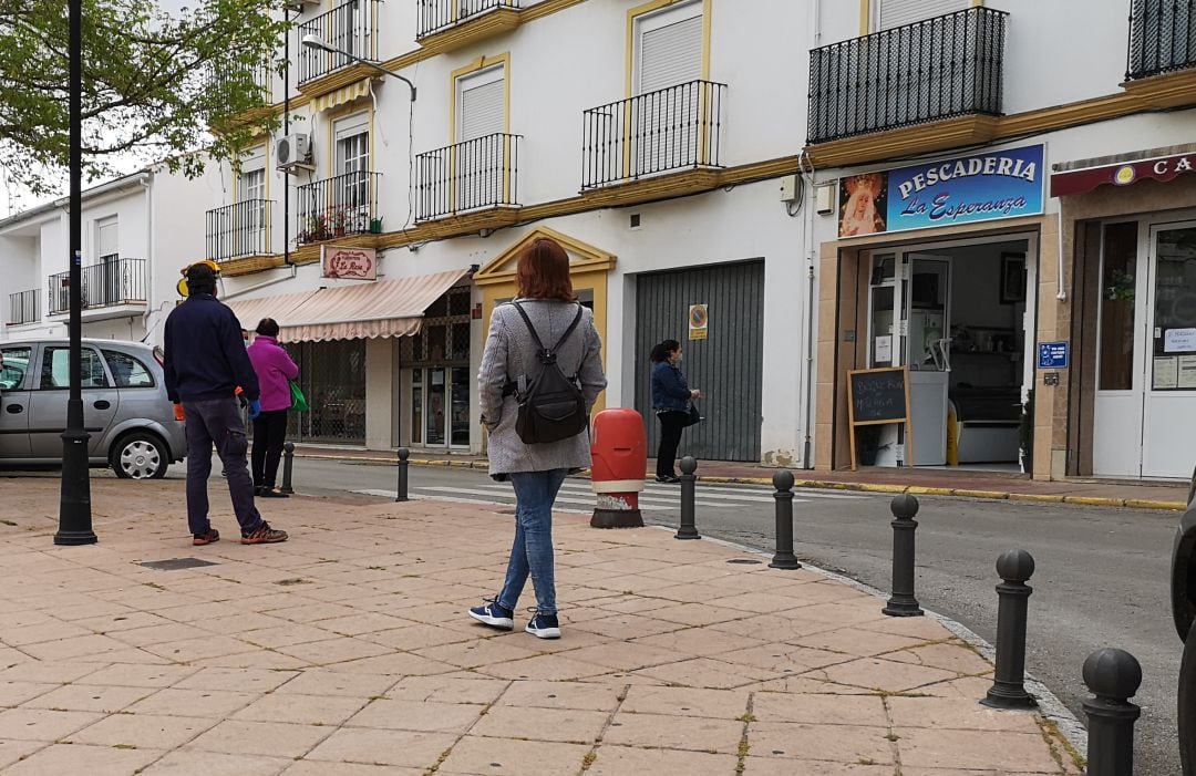 Varios ciudadanos guardan la cola de acceso a un comercio en el barrio &#039;San Cristóbal&#039;