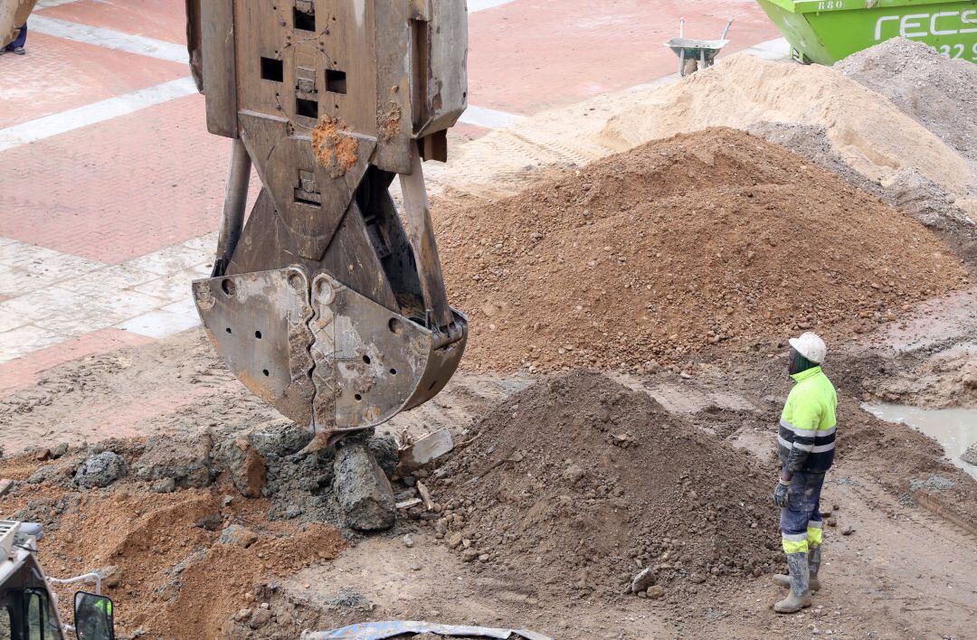 Un trabajador durante la ejecución de una obra