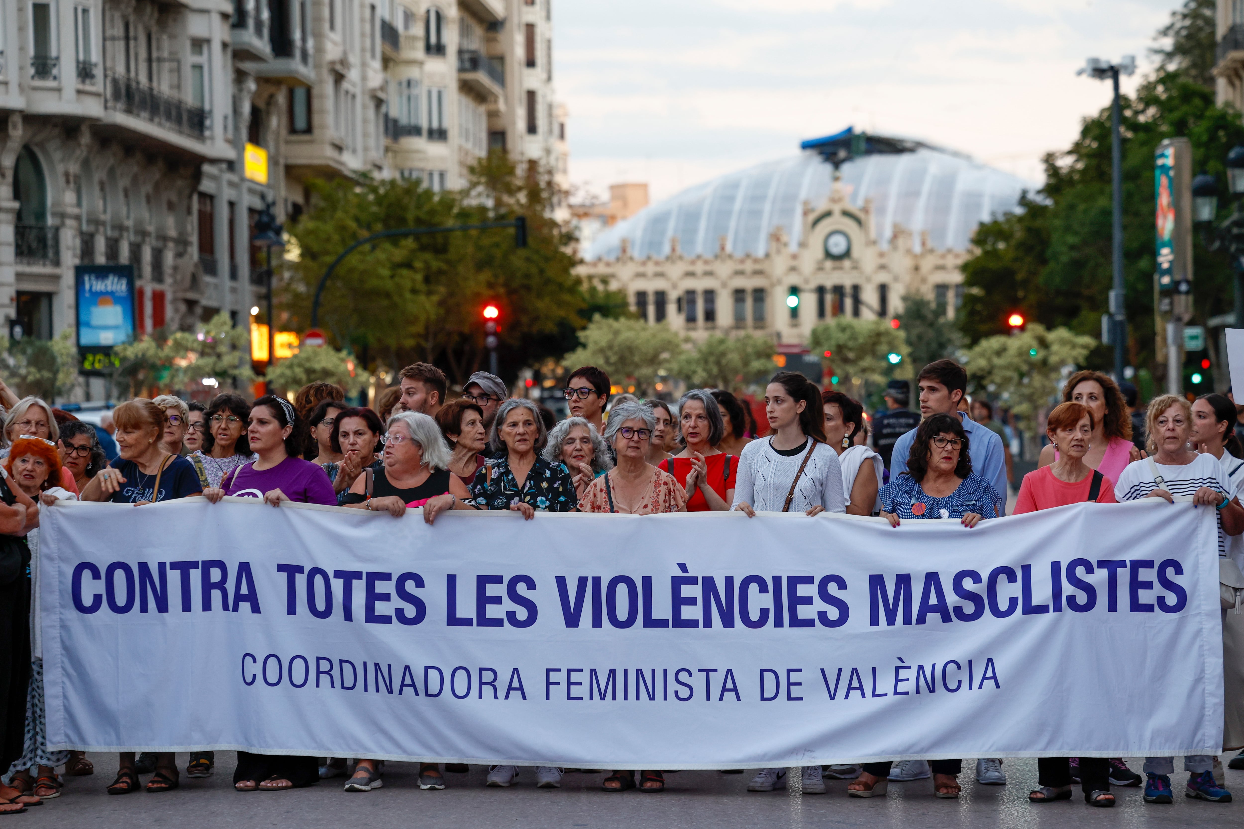 GRAFCVA2580. VALENCIA, 04/09/2024.- Numerosas personas participan en la concentración convocada este miércoles por la Coordinadora Feminista de València en la plaza del Ayuntamiento de la capital valenciana para decir &quot;basta al terrorismo machista&quot; tras el asesinato de una mujer de 47 años, Lorena, a manos de su pareja en Castellón. EFE/Biel Aliño
