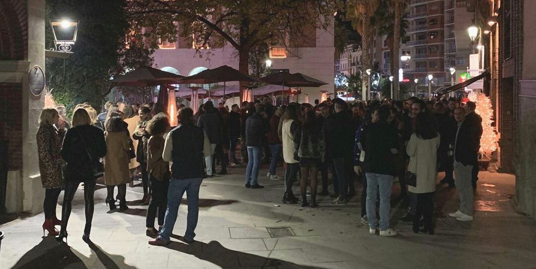 Los residentes de Deán Mazas se quejan de que, algunas noches, es complicado acceder a las cocheras, el hotel y la residencia por el itinerario fijado por el Ayuntamiento