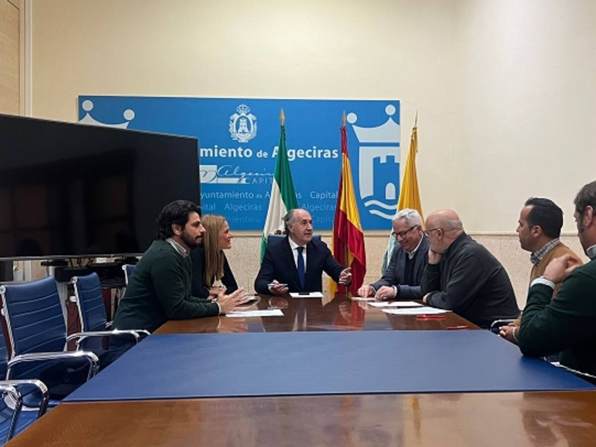 Los trabajadores del servicio de grúa en Algeciras garantizan su continuidad