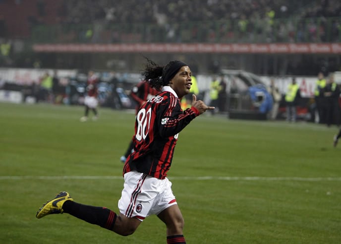 Ronaldinho celebra su tanto ante el Cagliari