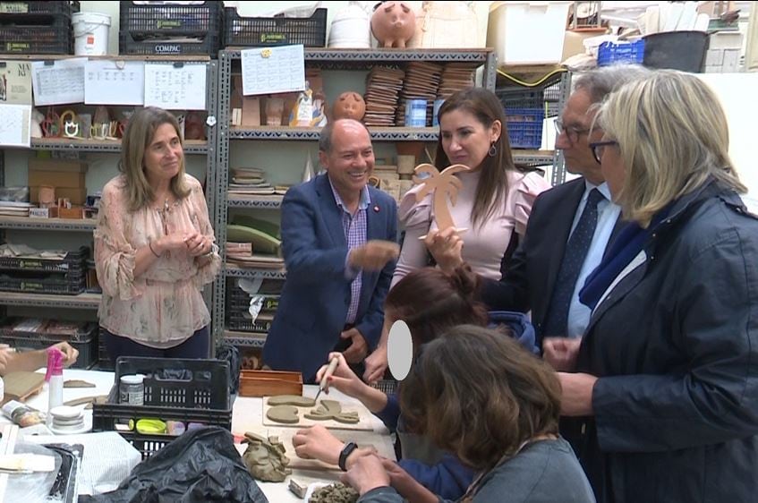 Mamen Peris, Fernando Mulas y la candidata a la alcaldía de Gandia, Estefanía San Agustín durante su visita a Espurna.