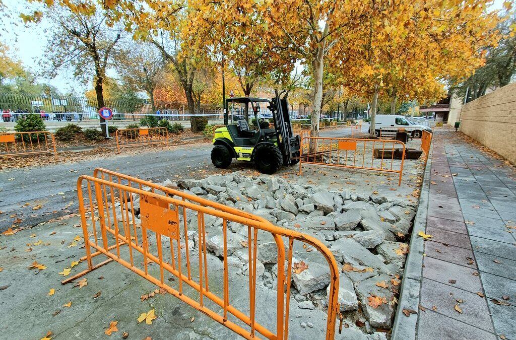 Los operarios trabajando en la avenida Abogados de Atocha