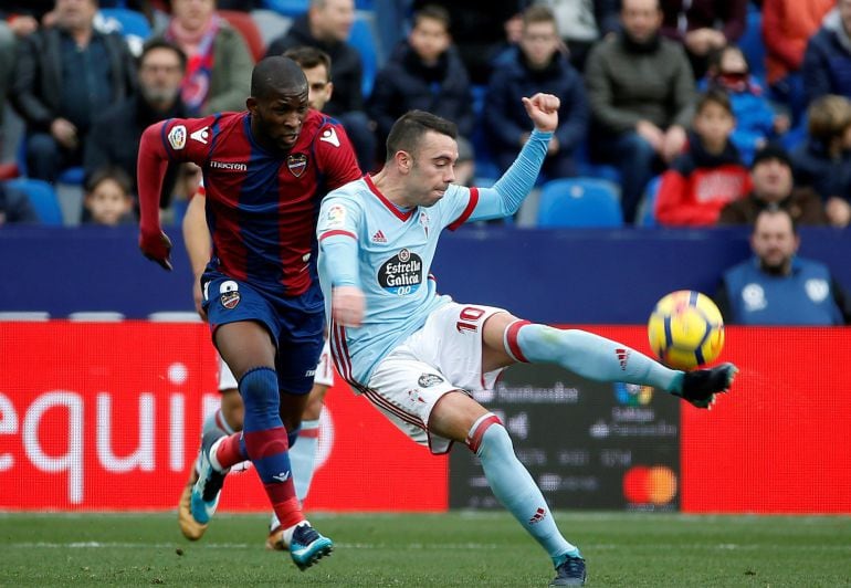 Iago Aspas dispara ante el centrocampista colombiano Jefferson Lerma durante el partido de la décimo novena jornada de Liga de Primera División disputado en el estadio Ciutat de Valencia