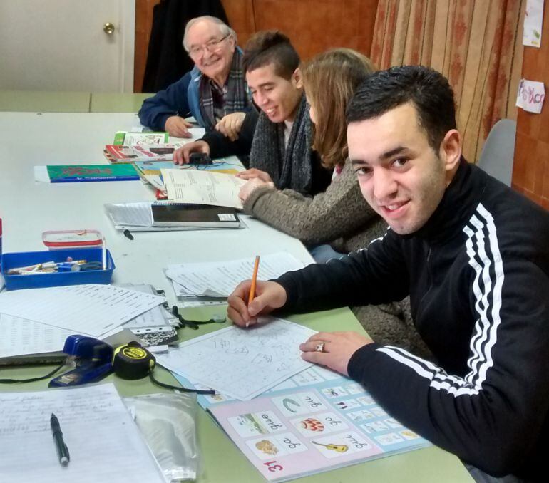 Jóvenes en uno de los talleres de la asociación &quot;Alucinos La Salle&quot; en el barrio de San Fermín, Madrid
