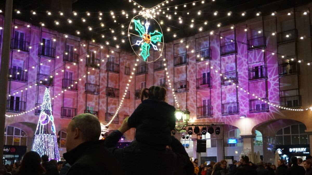 Elda enciende la Navidad con la inauguración del alumbrado y Mercadillo