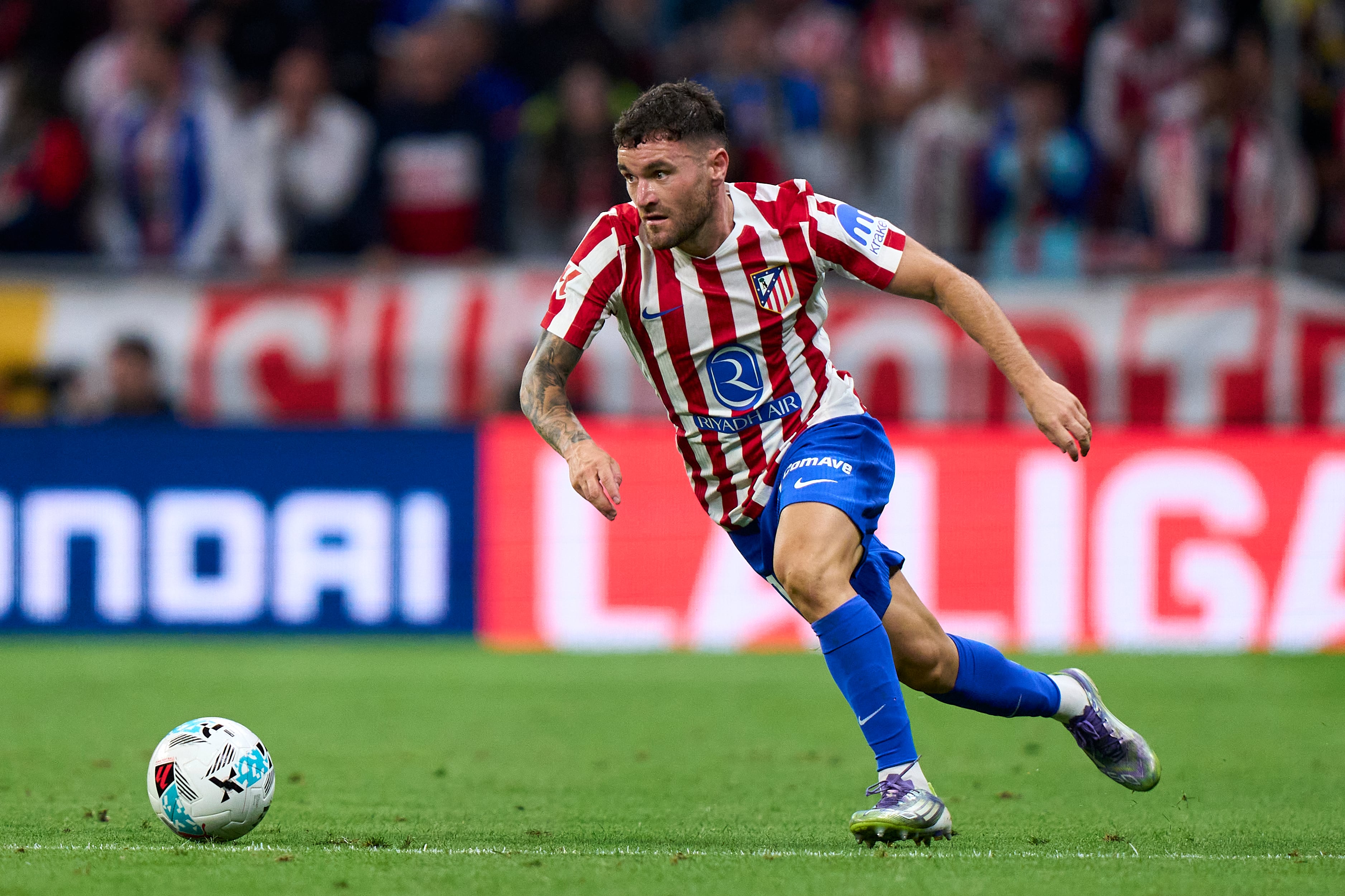 Javi Galán juega un partido de esta temporada con el Atlético de Madrid