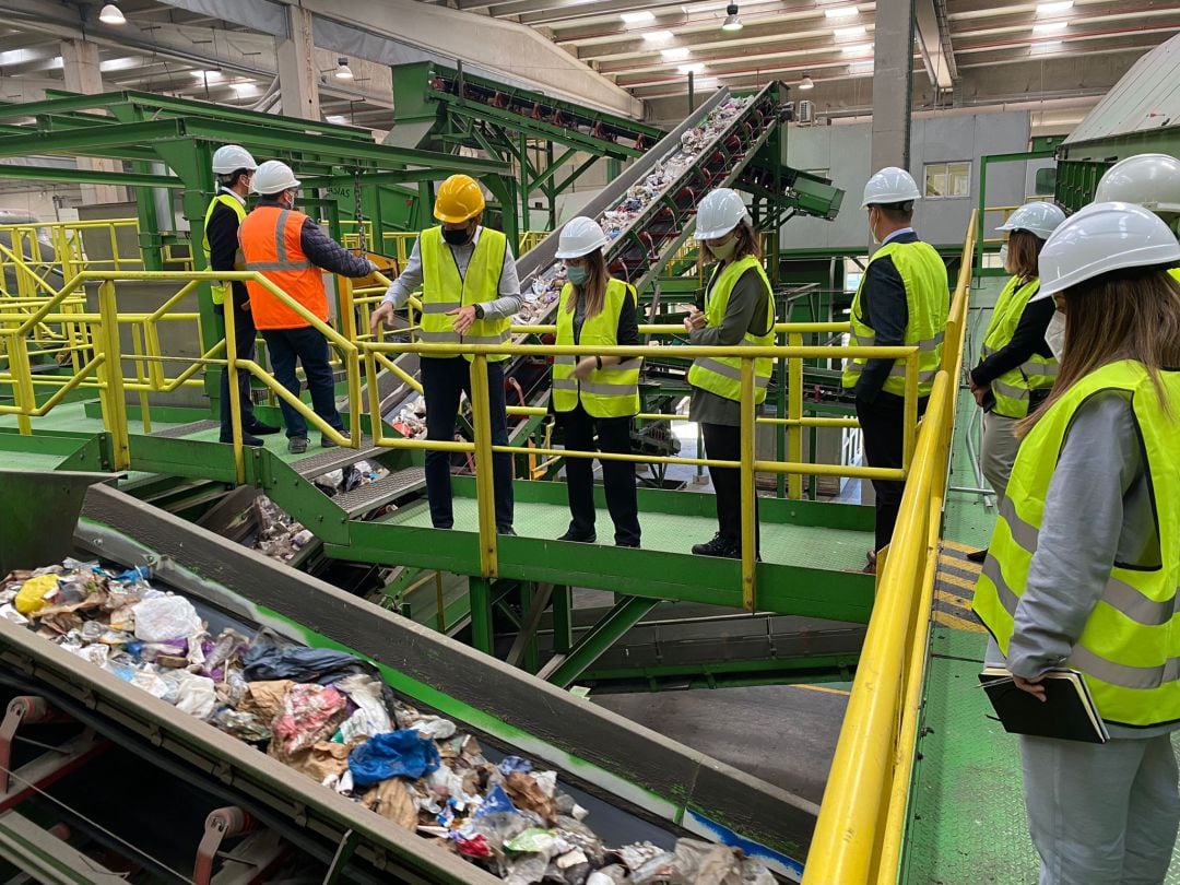 Visita del equipo de medio ambiente de Mercadona a la planta del Consorcio Valencia Interior en Caudete de las Fuentes