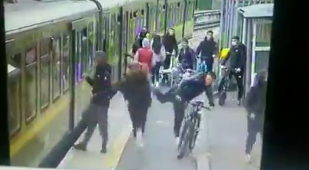 El impactante vídeo de una agresión machista a las puertas de un tren termina con una joven cayendo a las vías.