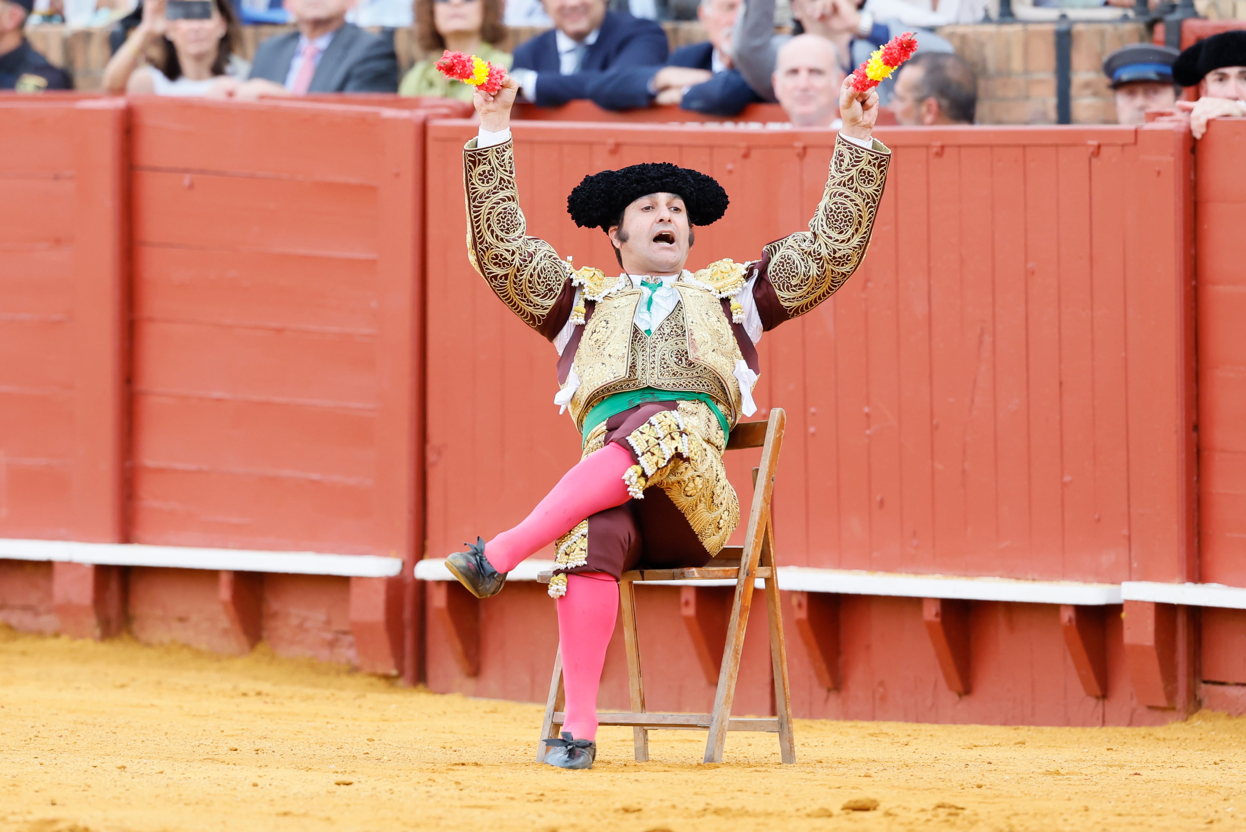 SEVILLA, 16/04/2026.- El diestro Morante de la Puebla en la suerte de banderillas durante la lidia de su segundo astado del festejo de la Feria de Abril celebrado este jueves en La Maestranza de Sevilla. EFE/José Manuel Vidal