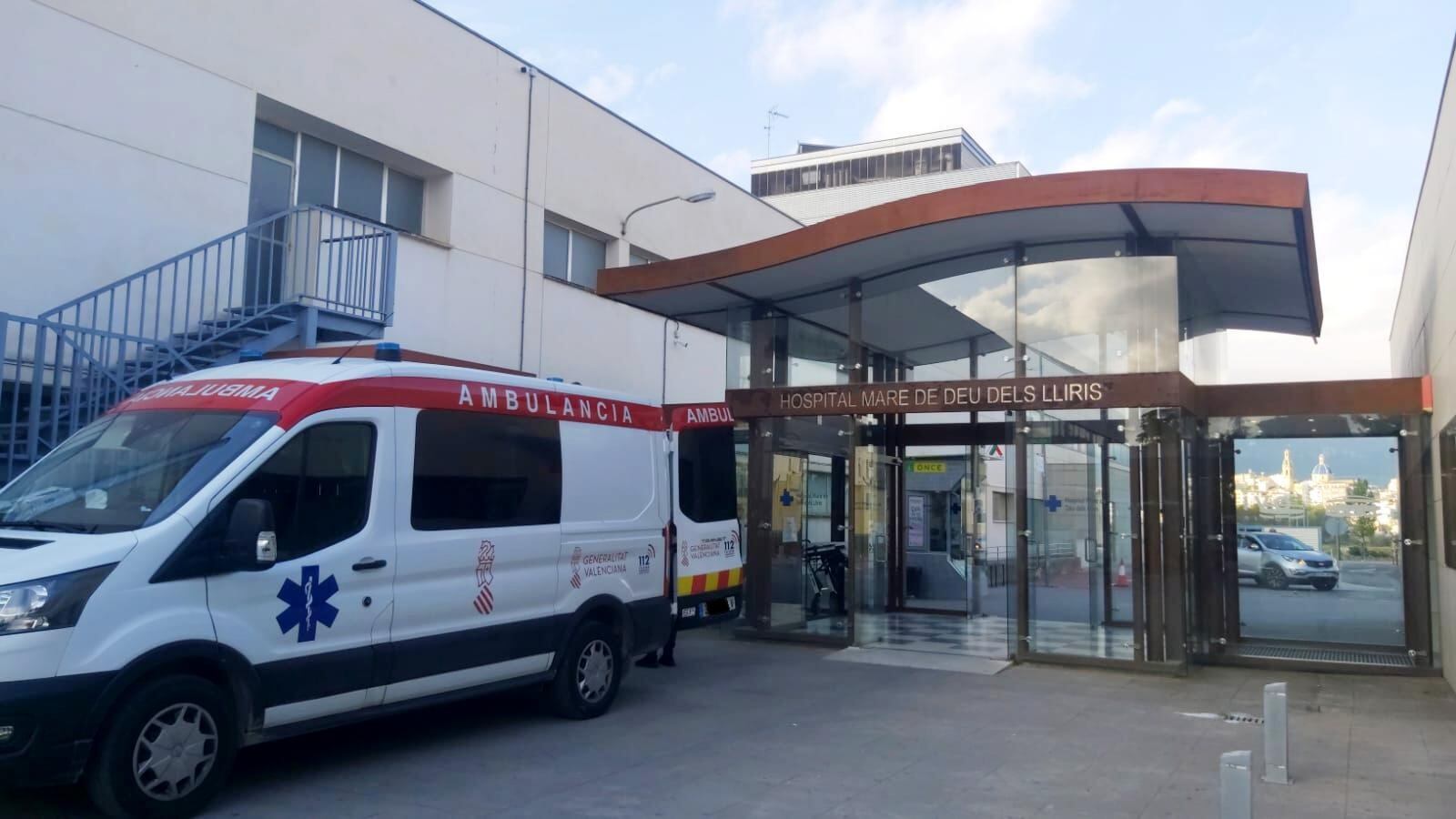 Una imagen en la mañana de este martes en la entrada del Hospital Virgen de los Lirios de Alcoy.