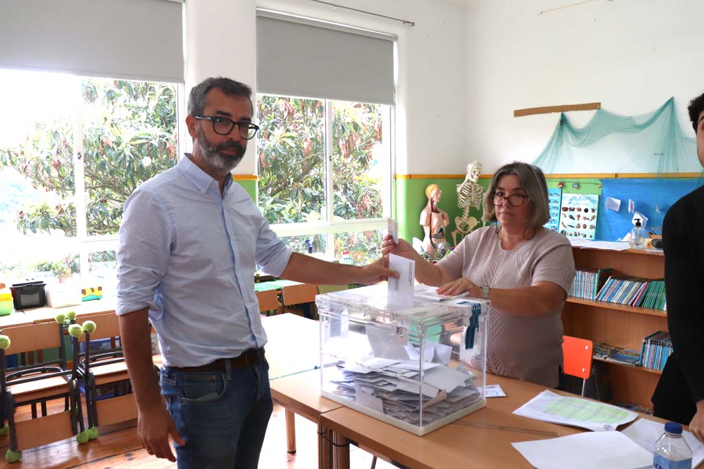 El candidato del PSOE de O Rosal, José Carlos Martínez Crespo, votando el 28 de mayo.