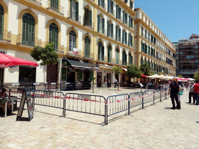 La policía local ha tenido que vallar la zona de terrazas del entorno