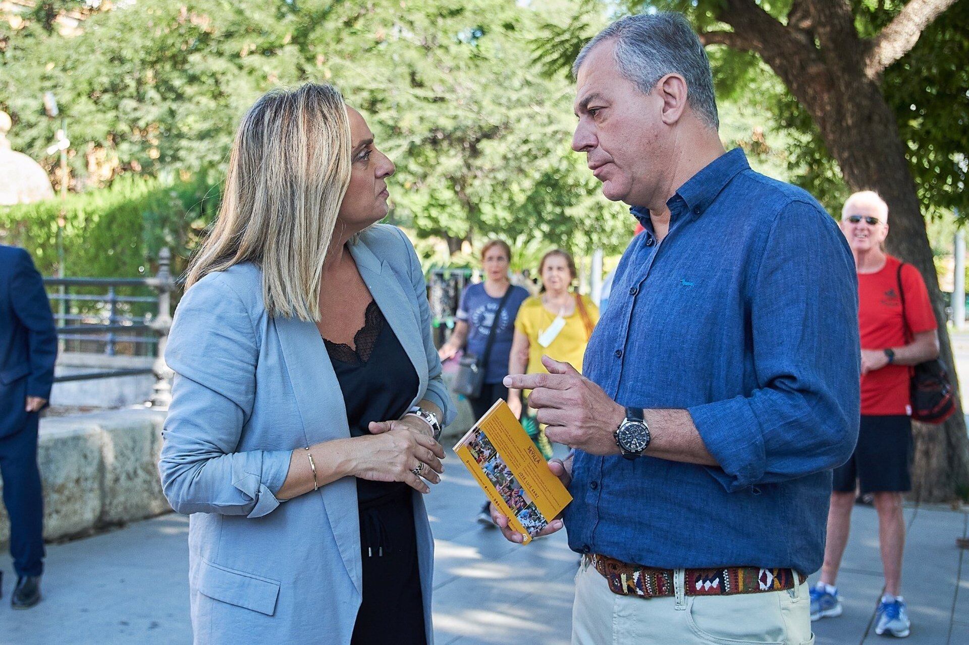 La consejera de Fomento, Marifrán Carazo, y el candidato del PP a la Alcaldía de Sevilla, José Luis Sanz/ PP