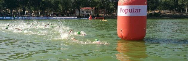 Los triatletas nadan en la Casa de Campo de Madrid