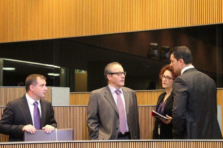 Consellers liberals abans de començar la sessió de control al Govern